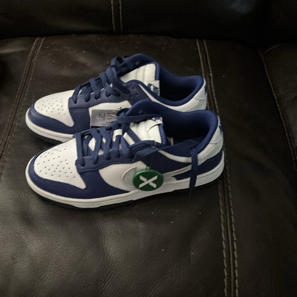 Women’s Dunks nwt. One day only!! No offers!!! - Picture 3 of 4